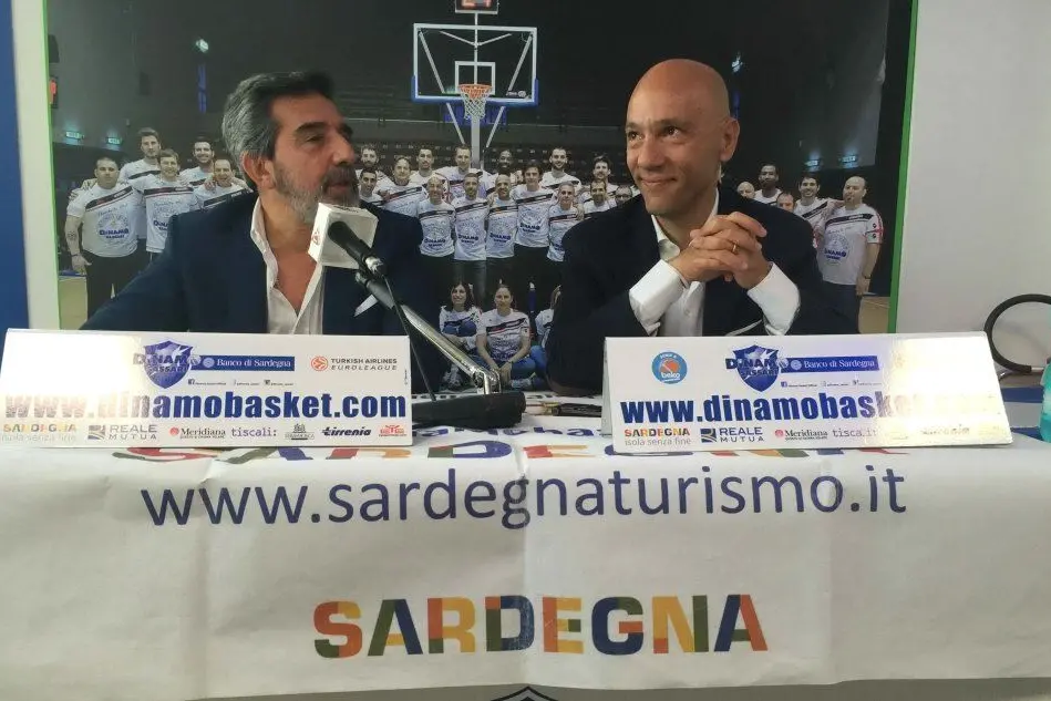 Stefano Sardara presenta il progetto Dinamo Academy assieme al presidente della Dinamo 2000 Giacomo Spissu (foto Gloria Calvi)