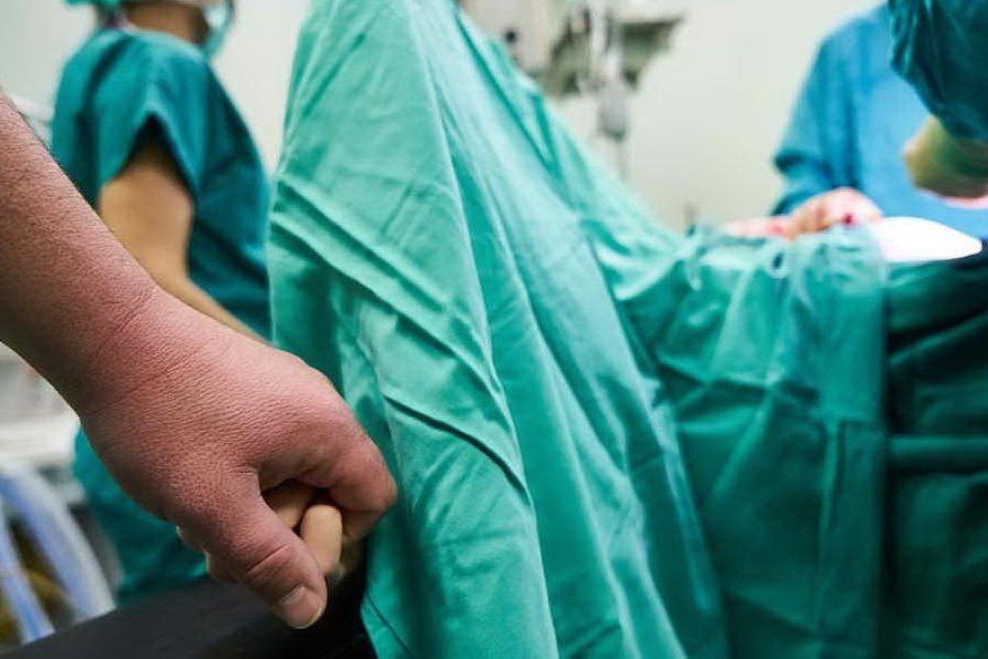 Abusi sessuali su pazienti col cancro, medico condannato a tre ergastoli