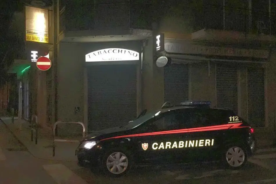 La pattuglia davanti al bar (foto carabinieri)