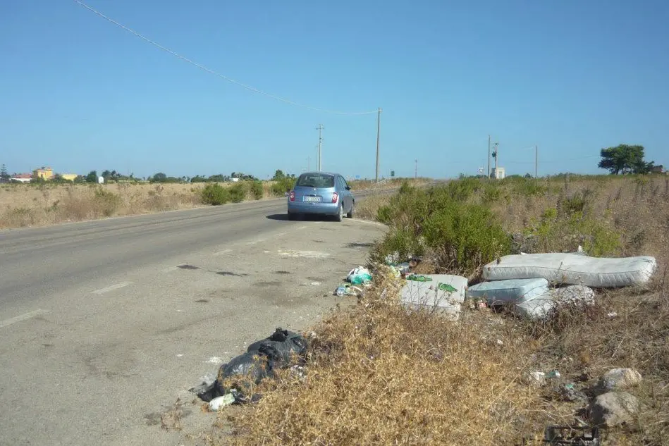 Rifiuti vicino alla 387 sulla strada di San Giovanni (L'Unione Sarda - Andrea Serreli)