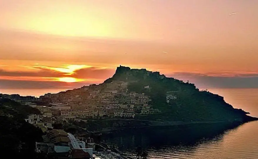 Una veduta di Castelsardo al tramonto