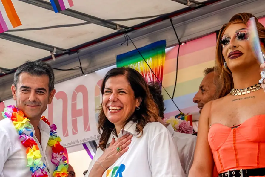 Alessandra Todde und Bürgermeister Zedda beim Sardinia Pride (Foto von Alessandra Todde auf Facebook)