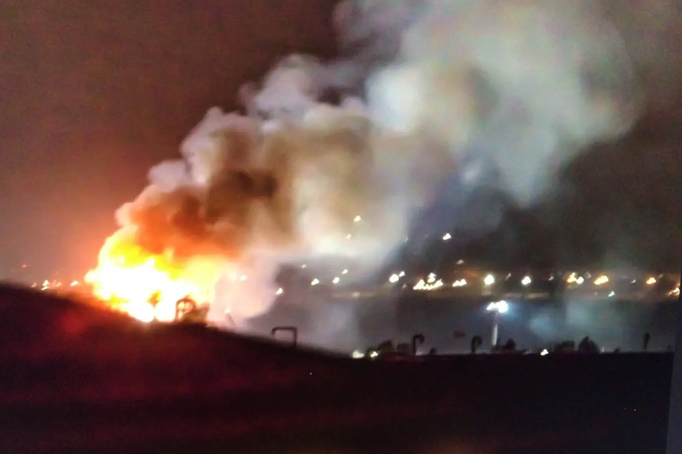 L'incendio alla Saras di Sarroch (L'Unione Sarda - Mauro Pili)