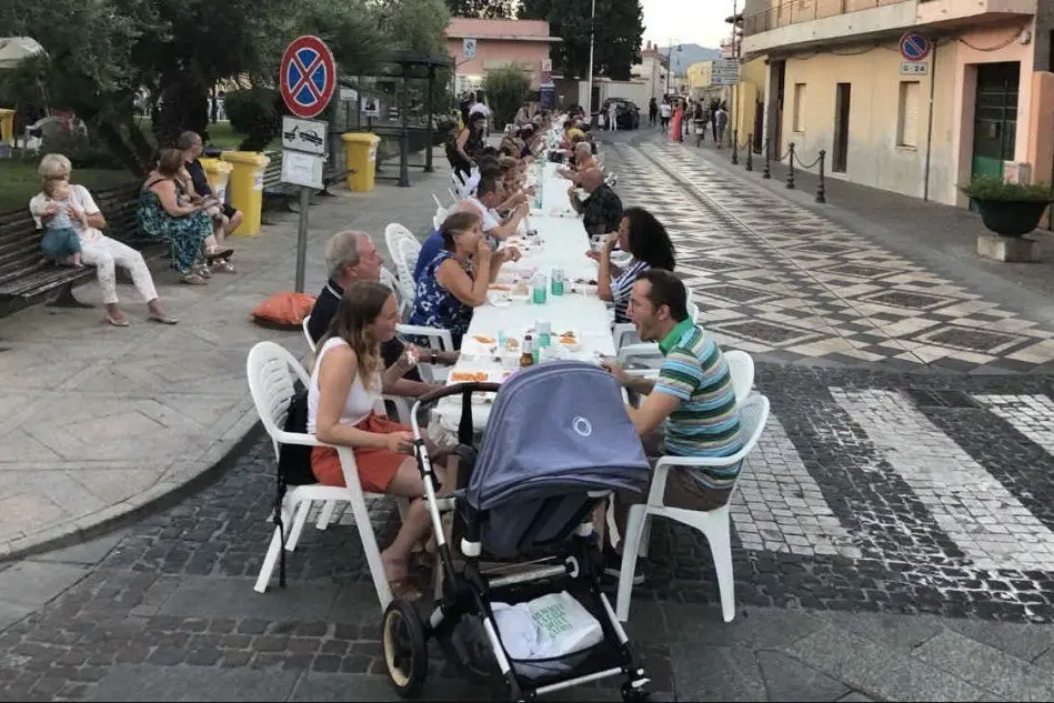 La cena conviviale organizzata lo scorso anno in Corso Vittorio Emanuele, che quest'estate resterà aperto al traffico