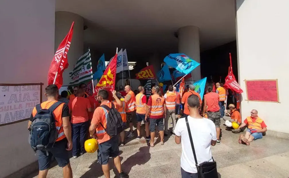 Un'altra immagine dei lavoratori in protesta