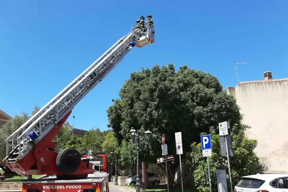 L'intervento di soccorso dei vigili del fuoco (foto L'Unione Sarda - Sanna)