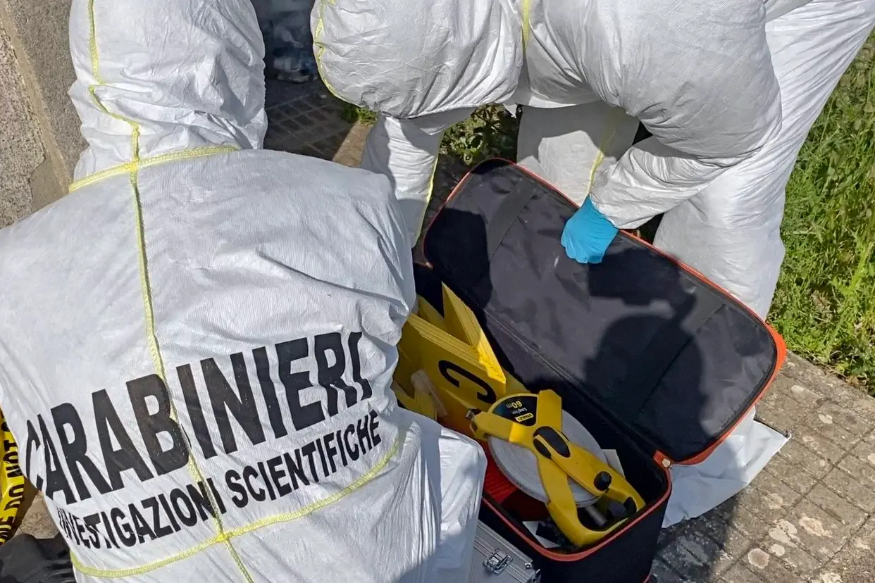 Tentata rapina all'ufficio postale di Tertenia, Ris in azione (foto carabinieri)