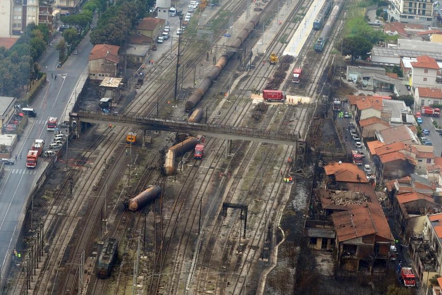 Il luogo in cui è esploso il treno a Viareggio, 30 giugno 2009 (Ansa - Ferraro)