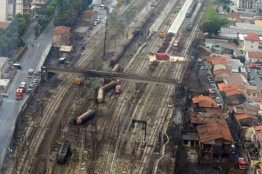 Il luogo in cui è esploso il treno a Viareggio, 30 giugno\u00A02009 (Ansa - Ferraro)