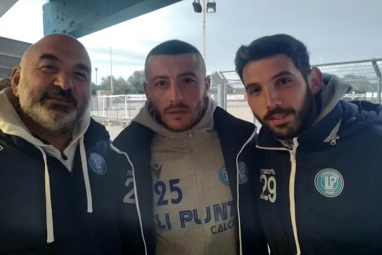 Cristian Luiu (rechts), mit Li Punti-Präsident Salvatore Virdis und Teamkollege Giuseppe Silvetti (Archiv / Tellini)