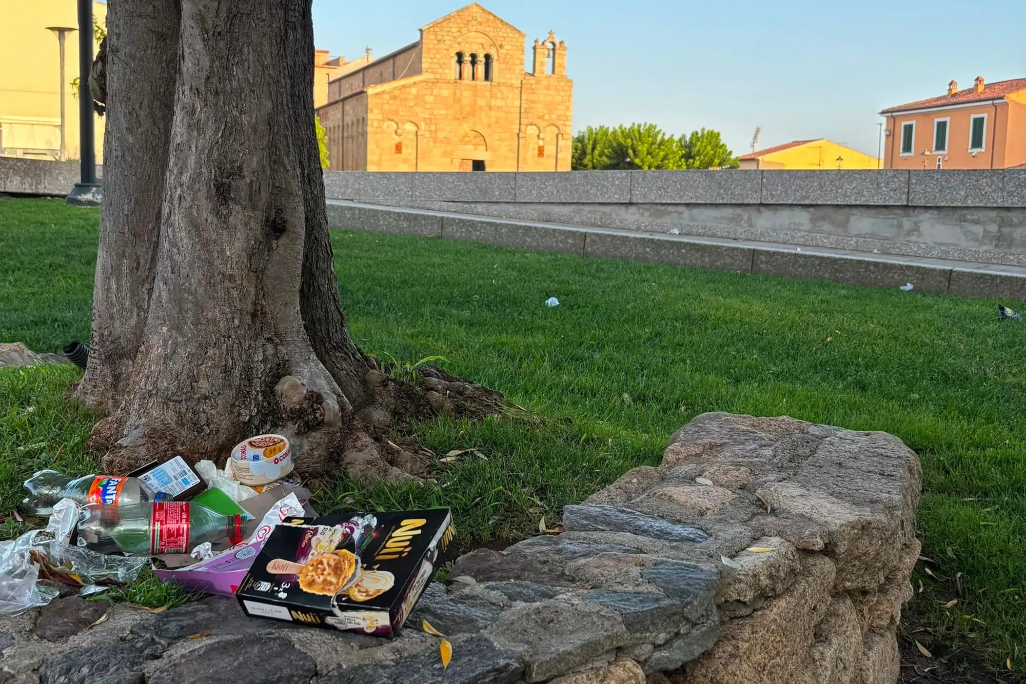 Rifiuti dopo un bivacco a San Simplicio