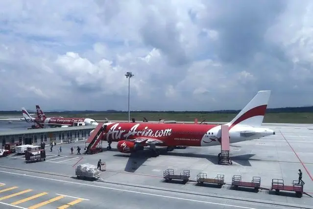 un Airbus A320 della compagnia aerea low cost AirAsia è sparito dai radar nelle prime ore del mattino di oggi con 162 persone a bordo mentre era in volo fra l'Indonesia a Singapore.  (Unioneonline/F)