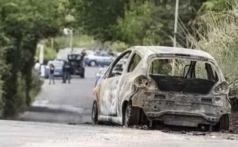 L'auto carbonizzata