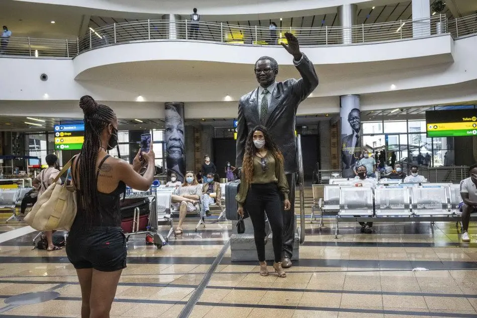Viaggiatori all'aeroporto di Johannesburg (foto Ansa/Epa)