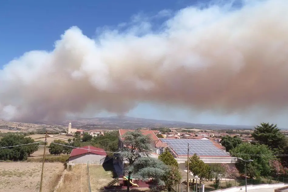 Incendio a Mandas, il fumo visibile da chilometri