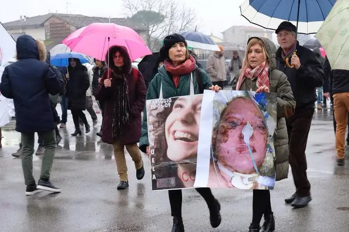 La tragedia, avvenuta poco prima di mezzanotte, causa 32 vittime