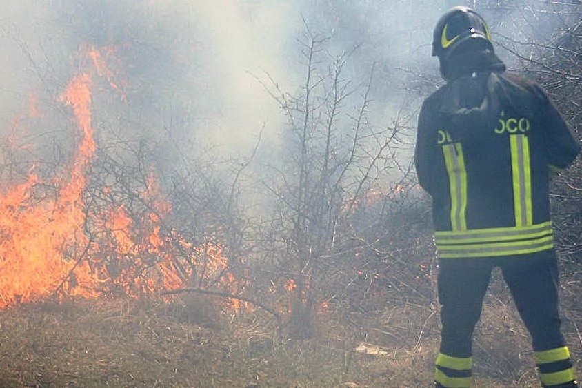 Incendio a Macchiareddu, il rogo distrugge alberi e cespugli