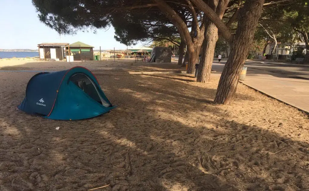 Sulla spiaggia anche una tenda (foto Gianluigi Deidda)