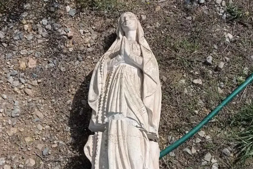 La statua danneggiata (foto Pala)