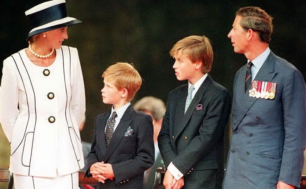 Carlo e Diana con i figli, William e Harry