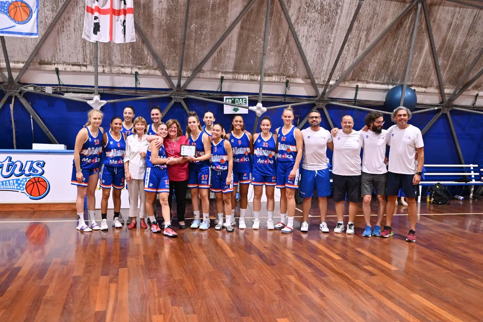 Foto di gruppo della Virtus Cagliari al termine della vittoria nel quadrangolare (foto di Andrea Chiaramida)