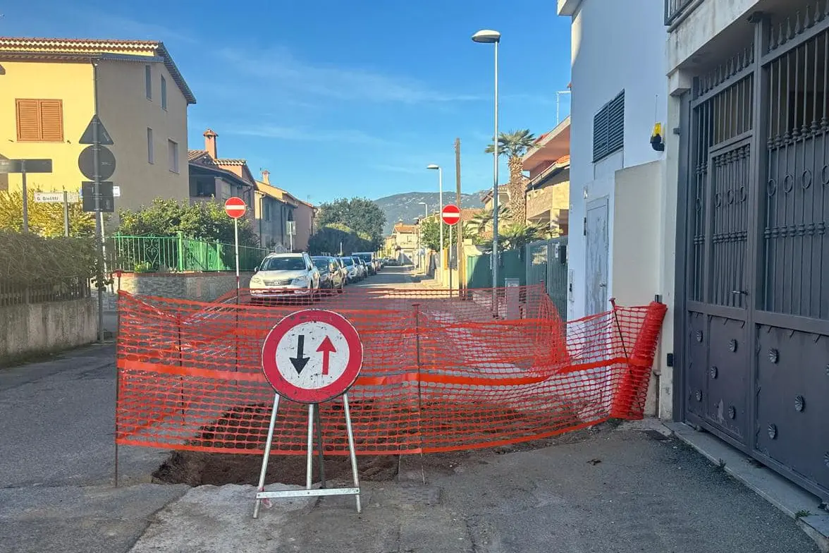 I lavori per la posa della fibra ottica a Pula (foto Murgana)