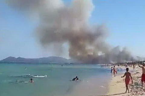 Incendio a Castiadas: il fumo visibile dalla spiaggia di Costa Rei