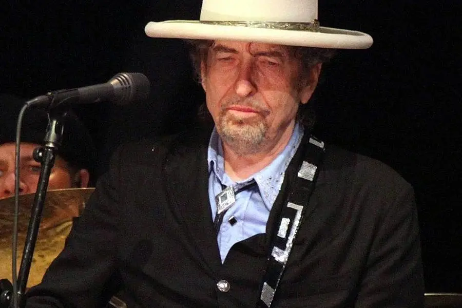 E' il 24 maggio del 1941 quando in Minnesota nasce Bob Dylan, al secolo Robert Allen Zimmerman, il più enigmatico tra i geni della musica popolare. Un gigante della cultura degli ultimi 50 anni: con i dischi incisi negli anni '60 all'inizio della sua carriera, ha aperto alla musica popolare le porte della grande letteratura, creando un modello (il cantautore) e un mito contro cui ha lottato tutta la vita.  Da The Frewheelin Bob Dylan, Blonde on Blonde, The Times They Are a Changin e Highway 61 Revisited sono passati oltre 50 anni e Dylan, che ha sempre ostinatamente rifiutato il ruolo del profeta, li ha trascorsi tra alti e bassi, svolte improvvise e iniziative sorprendenti, ostentando un'olimpica indifferenza a quello che succede attorno alla sua musica. Dalla metà degli anni '80 si è imbarcato nell'ormai celebre Never Ending Tour (il tour senza fine), suonando, sempre con la stessa band, più di 100 date all'anno: i concerti ormai sono sempre più sgangherati, prevedibili nel rifiuto della ritualita' del live show e nella storpiatura dei pezzi. Non c'è evento che possa cambiarne la natura: possa essere un'esibizione di fronte a papa Wojtyla e a 300 mila persone o i suoi concerti in Cina o a Saigon. Insignito del Nobel nel 2016, in pieno stile Dylan, l'artista in un primo tempo non va a ritirare il premio (a sostituirlo Patti Smith) e chiama solo due settimane dopo l'annuncio l'Accademia per ringraziarlo. Lo ritirerà mesi dopo 'approfittando' del passaggio a Stoccolma per il tour. (Unioneonline/D)