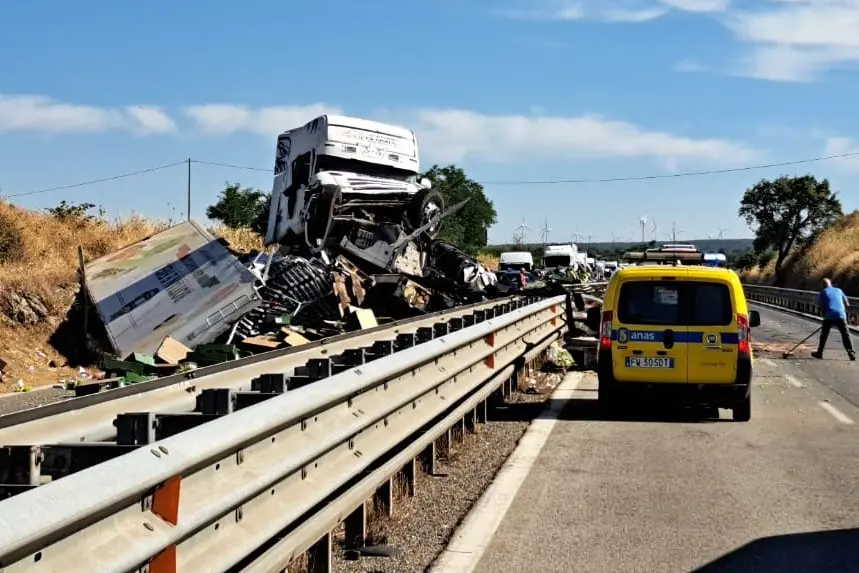 Il camion distrutto nell'incidente sulla 131 a Macomer