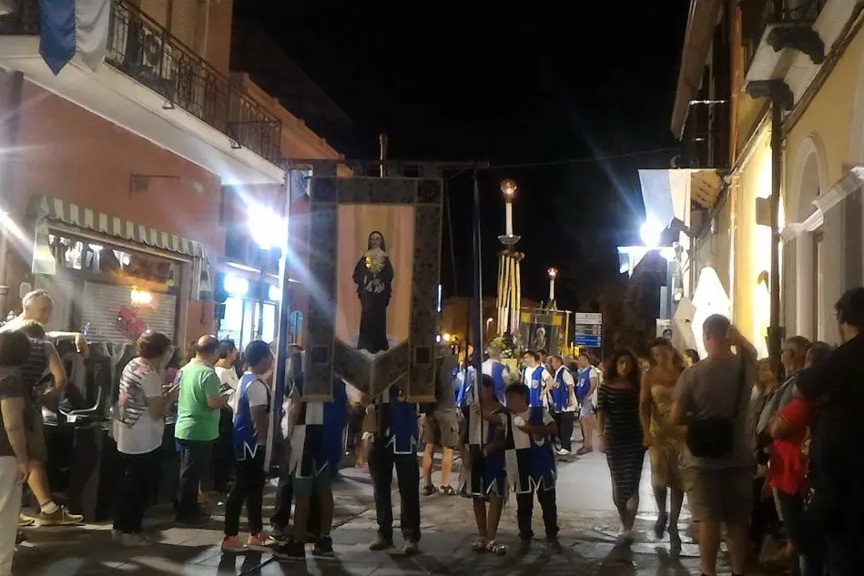 Il candeliere di Santa Chiara durante la processione