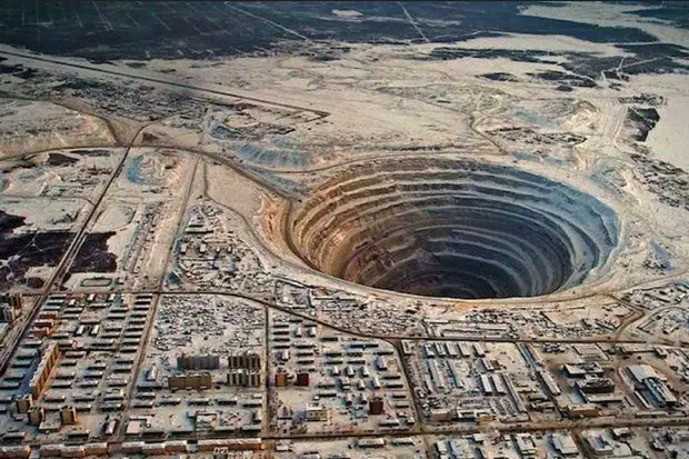 Una miniera di litio: chi riuscirà a produrne grandi quantità dominerà il mondo