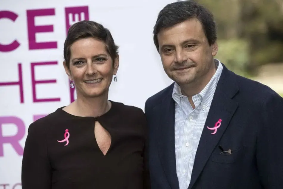 Carlo Calenda e la moglie durante l'evento di &quot;Race for the cure&quot; a Roma (foto Ansa)