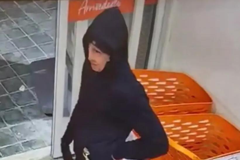 Alghero, arrestato il complice del rapinatore con la maschera di Dalì: «Volevano far saltare in aria un Bancomat»