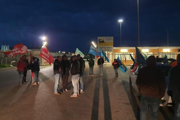 Sciopero dei lavoratori Eni a Porto Torres: sit-in a Cagliari