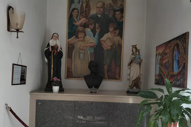 La tomba di don Vito nella chiesa di San Ponziano a Carbonia (L'Unione Sarda - Scano)