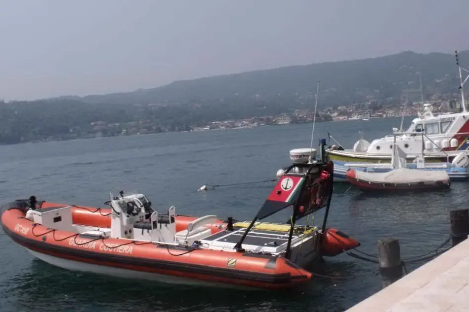 Un mezzo della Guardia costiera
