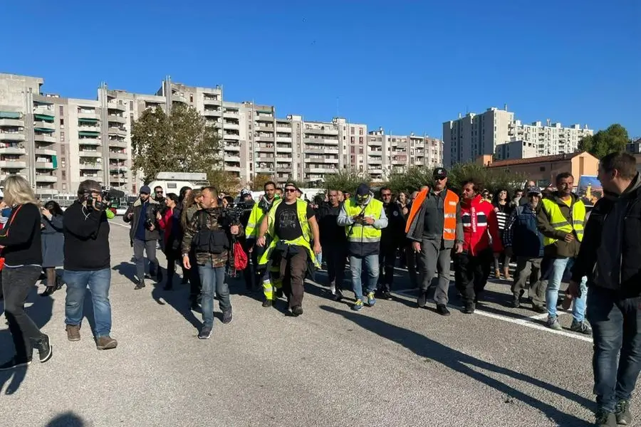 Manifestanti in corteo a Trieste (foto Ansa)