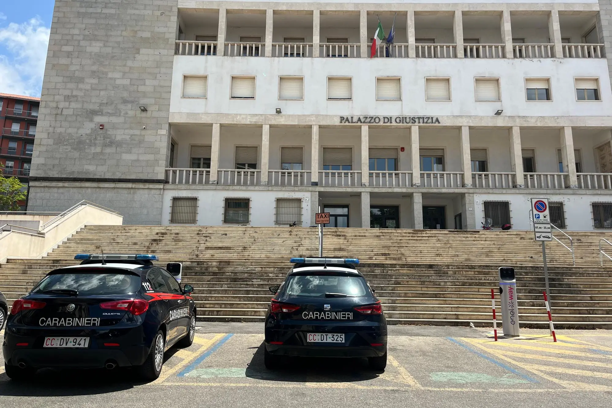 I carabinieri davanti al palazzo di Giustizia di Nuoro