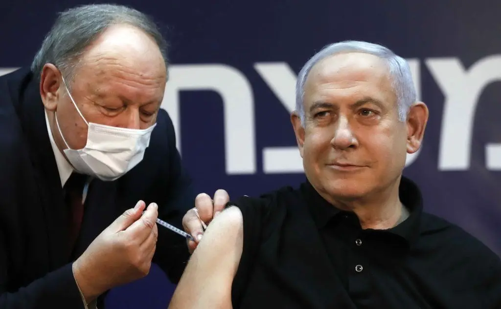 L'iniezione a Netanyahu (Ansa)