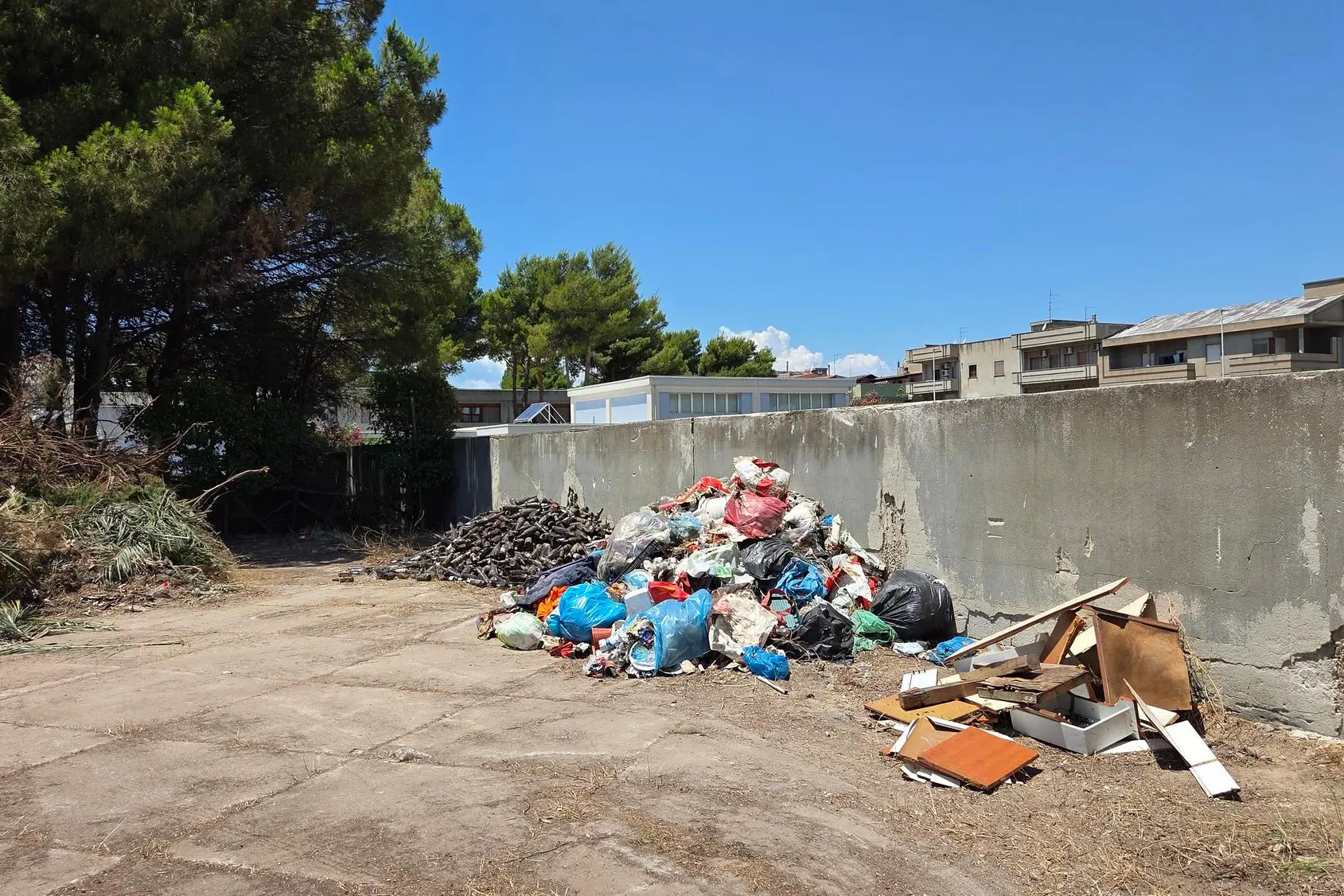 I rifiuti raccolti nell'ex asilo (foto Daga)