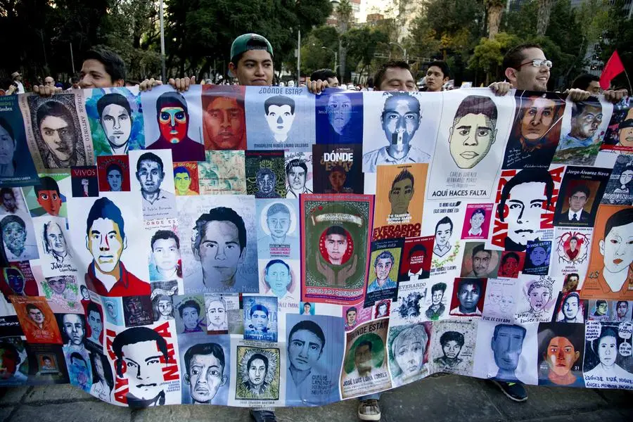 Messico, protesta di massa per gli studenti scomparsi (foto AP)
