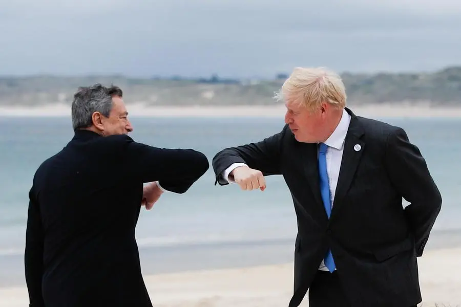 Mario Draghi e Boris Johnson (foto Ansa/Epa)