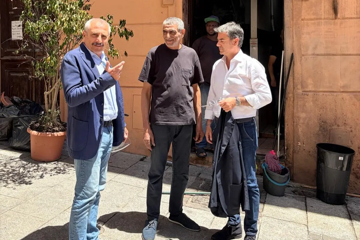 A destra il sindaco Zedda con l'imam Mehrez Triki al centro e Claudio Cugusi (Sardi in Europa) a sinistra