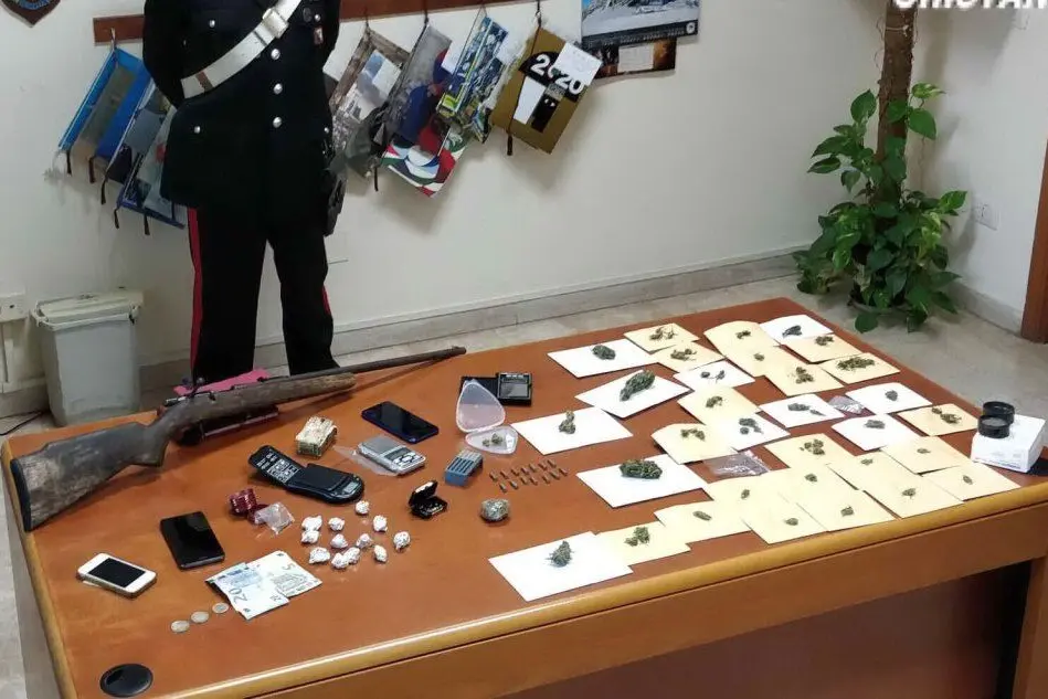 Il materiale sequestrato (foto carabinieri)
