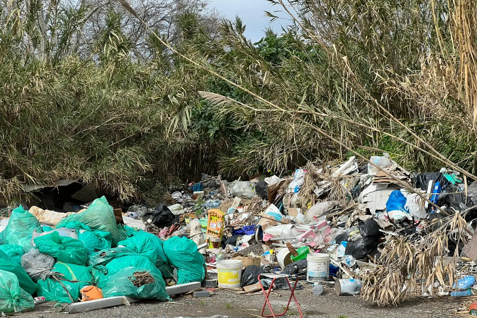 Rifiuti abbandonati in via dell'Agricolotura. Foto Ragas