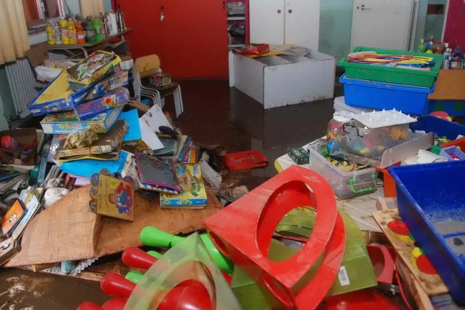 Una scuola di Olbia devastata dall'alluvione