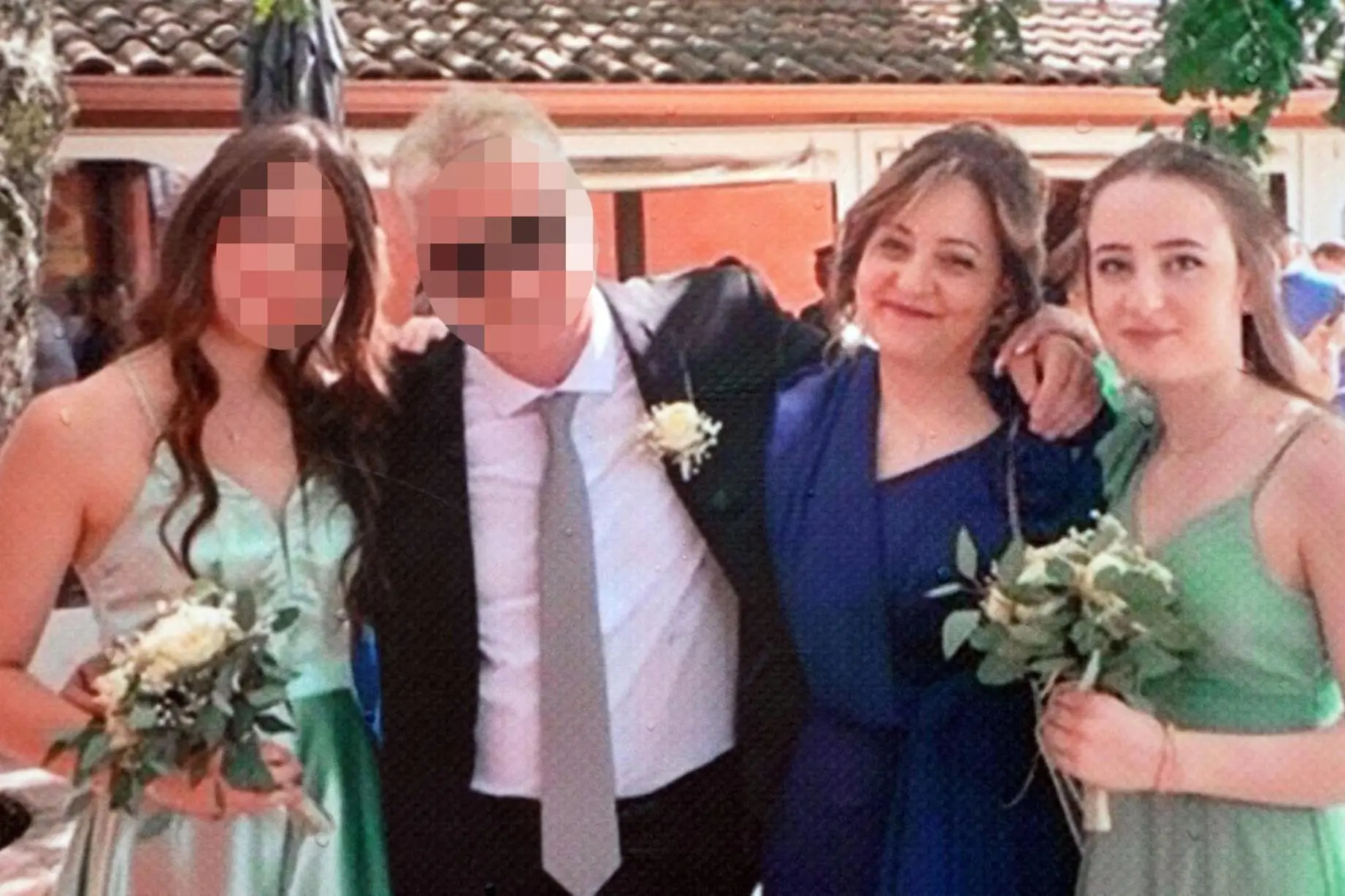 Antonella Di Ielsi (2-D) e Sara Di Vita (D) con il marito Gianni Di Vita e la figlia Alice di Vita in una immagine esposta durante i funerali nel Santuario della Madonna di Costantinopoli a Pietracatella, in provincia di Campobasso, 10 gennaio 2026. ANSA/NICOLA LANESE