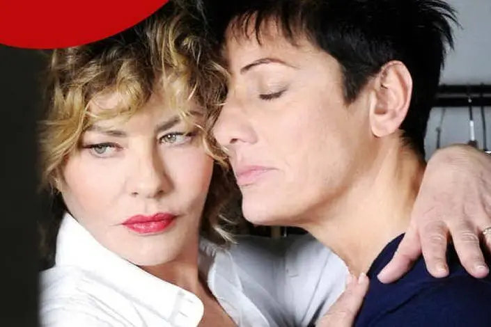 Eva Grimaldi e Imma Battaglia, nel 2017, sulla copertina del settimanale Chi (Ansa)