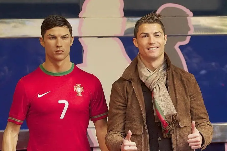 Cristiano Ronaldo e la statua nella foto pubblicata dal Sun