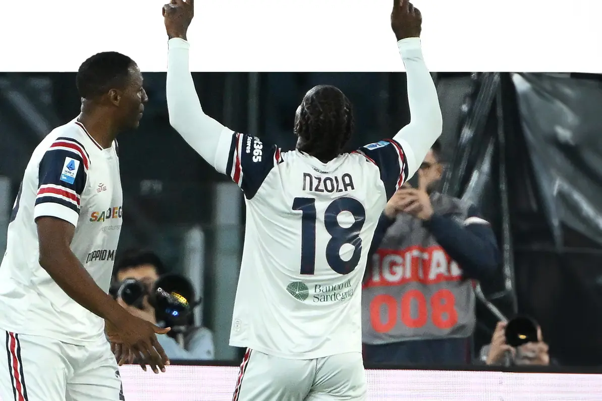 Cagliari's M'Bala Nzola (R) celebrates with his teammates after scoring during the Italian Serie A soccer match between AS Roma and Cagliari at the Olimpico stadium in Rome, Italy, 27 October 2027. ANSA/ETTORE FERRARI
